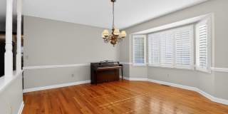 Unique 3 Bedroom Home with Large Yard & Bonus Room! Gallery 3