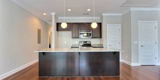 Bright & Stylish 3BR Flat in the Historic District — Gated Parking Gallery 10