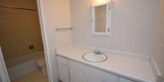Spacious 1 bed 1 bath Condo on Foothill Dr! Gallery 9