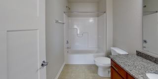 Condo Style Upper 3 Bedroom 2 Bathroom plus Den Apartment Gallery 27