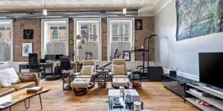 *Beautifully Updated & Unique 1BD/2BA Condo Unit Available in South Side* Gallery 16