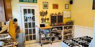 2Br/1Bth apartment! Great Location! Very spacious, lots of light! Gallery 18