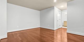 520 JOHN CARLYLE Street Gallery 33