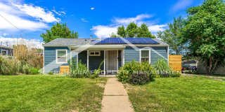 Charming single family home with fully fenced yard Gallery 1