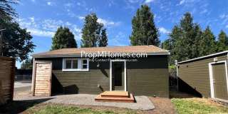 Updated Two Bedroom Bungalow in Milwaukie - Fenced Yard! Gallery 1