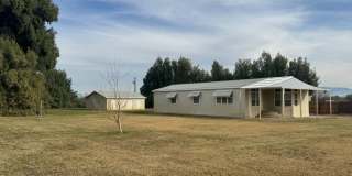 3-Bedroom Home on 1 Acre with Drive-Through Garage Near the Colorado River Gallery 1