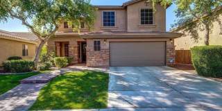 Stunning 4BR House in Phoenix with sparkling pool, resort style backyard and solar panles Gallery 4