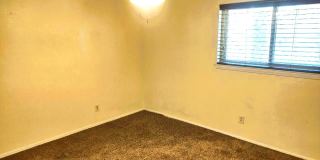 Great Two Story Eastside Townhome With Refrigerated Air Located In Quiet Well Established Neighborhood Gallery 16
