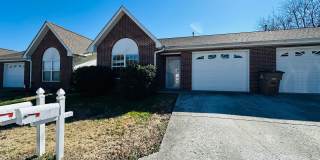 2BR/2BA condo – Vaulted Ceilings, Granite Kitchen  Prime North Knoxville Location Gallery 1