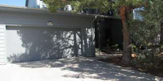 Secluded Eastside Townhome W/Double Garage Gallery 1