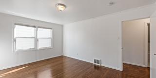 Stunning, Pet Friendly Edwardian 2BR Remodel in Prime location Gallery 25