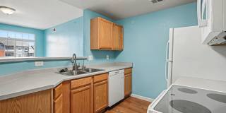 Charming Englewood Condo | 2 Bedrooms, Covered Parking & Community Pool Gallery 9