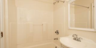 Walk to UC & UC Medical | 1BR/2BR Apartments Gallery 54