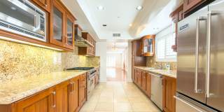 Spacious 3BR Condo with Luxury Finishes in Brentwood! Gallery 10