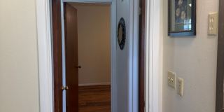 Beautifully updated 3-bedroom 1 bath duplex in Springfield! Gallery 18