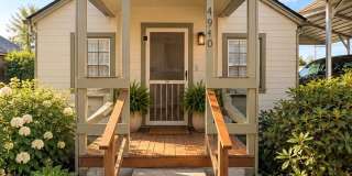 Available NOW!  Cute one bedroom with bonus room in BROOKS Gallery 1
