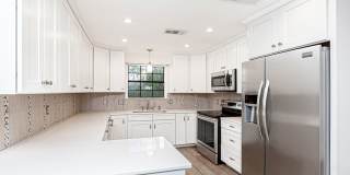 2 Bedroom Townhome with Private Patio Gallery 1