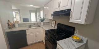 1711 Burton #A - 2 story home in great central location 5 min form DT. Gallery 5