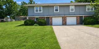 Spacious 3 Bed, 2 Bath Split-Level Duplex with Garage in Lee's Summit! Gallery 1