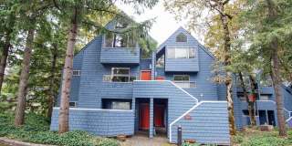 Spacious Lake Oswego 2Bdr w/Fireplace, Dishwasher, W/D, & Balcony! Gallery 1