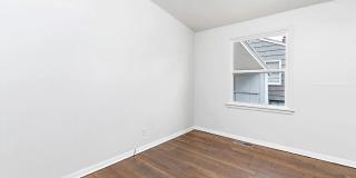 Charming 3 bedroom home with huge yard! Gallery 10