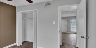 Glen Oaks Apartments Gallery 29