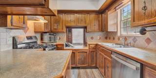 Fabulous 5 bedroom home walking distance to UofA! Gallery 8