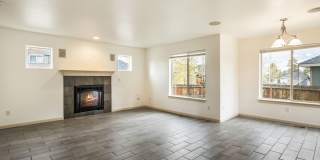 Cozy 3 Bed Home: New Carpet, Fully Fenced Yard & Near Old Mill Gallery 7