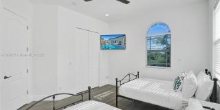 1207 SW 21st St Gallery 21