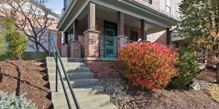 Stylish Midtown townhouse with stunning city views! Gallery 26
