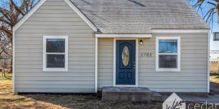 2 bedroom Home, Large Garage and Yard! Gallery 1