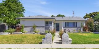 Beautiful modern 3 Bed + 3 Bath House + Pool + Garage Gallery 1