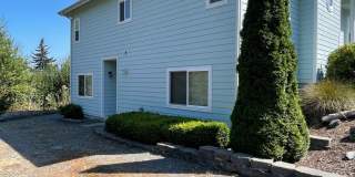 Spacious and Updated 2 Bedroom plus den Apartment Gallery 1