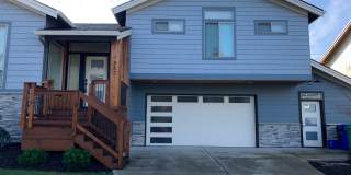 Beautiful Newly Custom Built Home! Vaulted Ceilings! Partially Furnished! Open Floor Plan! Gallery 1