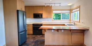 Bayview Condo 2 Bedrooms with Gas Fireplace  - S State St Gallery 23