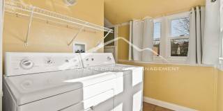 Beautiful Home with Washer/Dryer and Fenced Yard Gallery 12