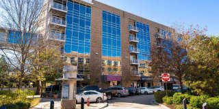 Light filled 1 bed/ 1 bath condo with balcony minutes to downtown Chapel Hill Gallery 1