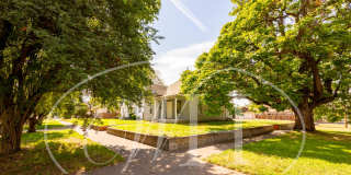Great 2 Bedroom with Classic Finishes Gallery 28