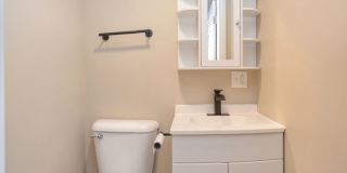 Newly Remodeled 3BR/1.5BA Townhome - Bates Hendricks Gallery 6