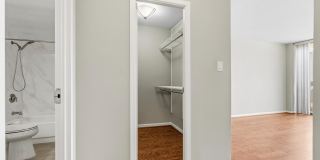 400 MADISON Street Gallery 17