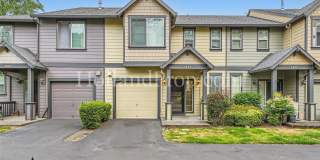 Spacious Townhome with A/C, Gas Fireplace & Water/Sewer Included! Gallery 1