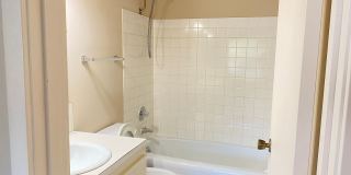 Convenient location, modern kitchen and bathroom Convenient location, modern kitchen and bathroom Gallery 16