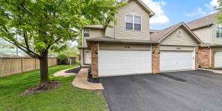 End Unit Three Bedroom Two and a Half Bath in North Naperville Gallery 1