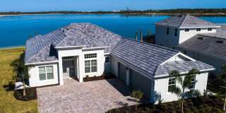 Beautiful 3/3+Den Lake Front Home! Gallery 1