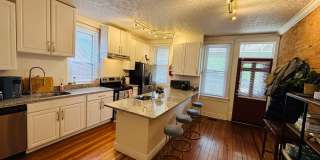 2 bedroom, 2.5 bathroom brick townhouse Gallery 4