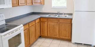 Spacious 2 Bed Downstairs Unit – W/D Hookups, Stove, Refrigerator, Water  Trash Included Gallery 1