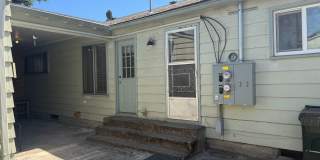 Beautifully updated 3-bedroom 1 bath duplex in Springfield! Gallery 33