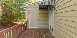 Fantastic End-Unit Townhome Available Now! Gallery 6