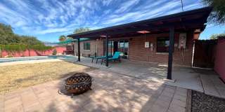 East- 3 bedroom/ 2 bathroom home with sparkling pool! Gallery 13