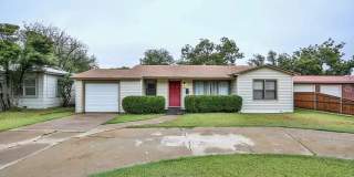 Spacious 3/2/1 with Additional Living Area/Game Room  Yard Service Gallery 1